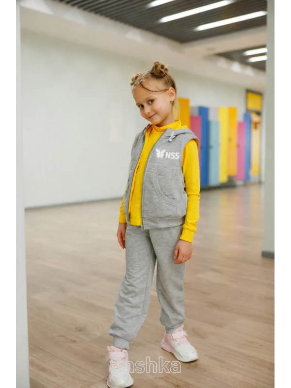 Спортивний костюм трійка для дівчинки світло-сірий з жовтим з логотипом школи NSS, розмір 116-164